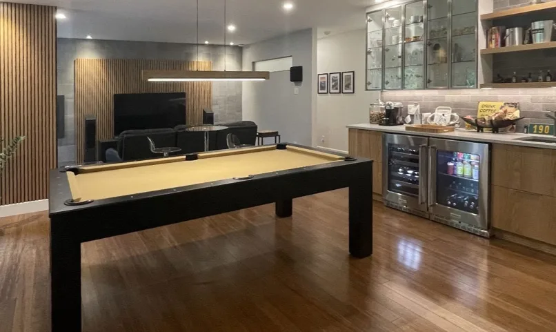 IMG_0583 Salle de divertissement moderne avec table de billard, bar intégré et espace cinéma, conçue par un entrepreneur général pour un aménagement élégant et convivial.